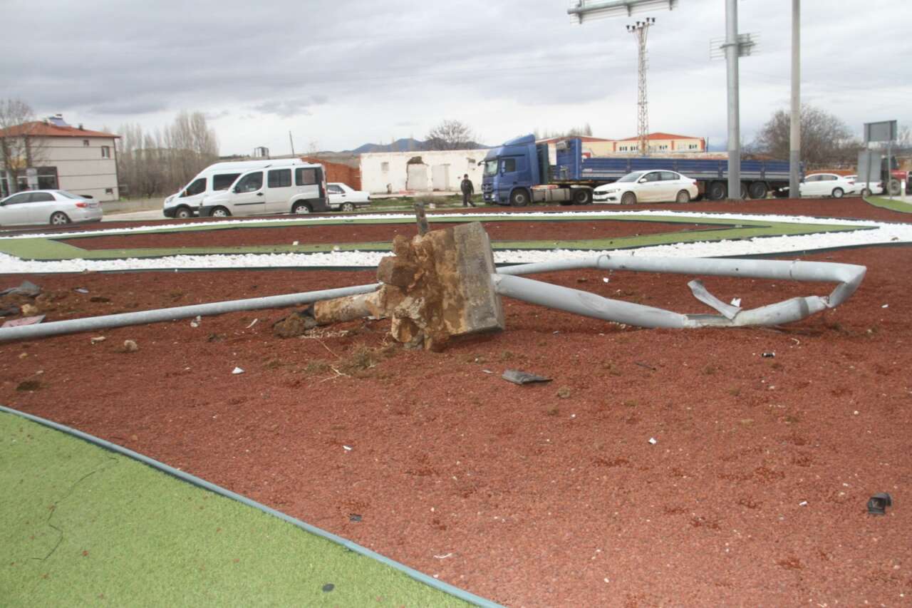 Konya’da görenleri korkutan kaza! Sürücü bu arabadan sağ çıktı 7